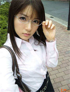 女生迈开腿让男生吃草莓